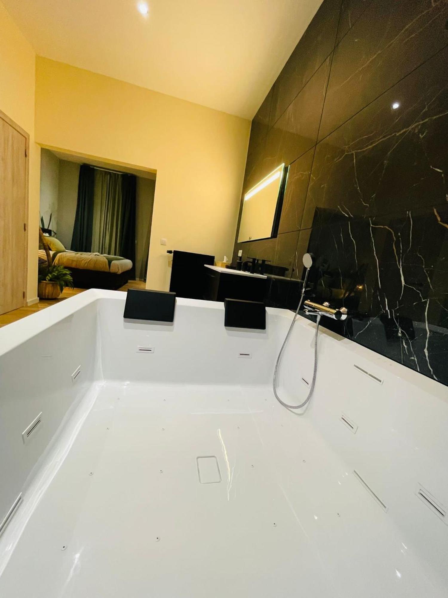 Appartement Exotique Avec Bain Balneo Льеж Экстерьер фото